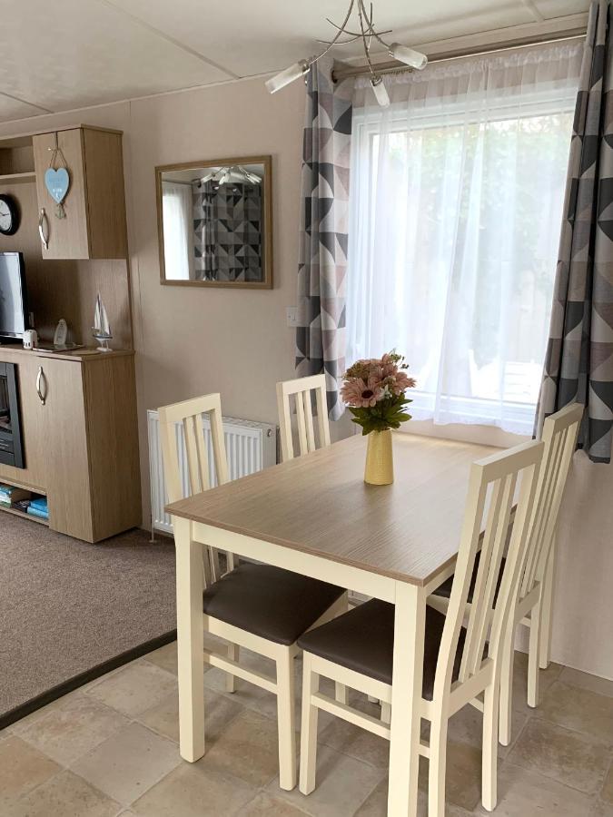 Mollys Retreat Pet Friendly Three Bed Caravan With Small Garden Newquay Bay Resort Quieter Area Of Park エクステリア 写真