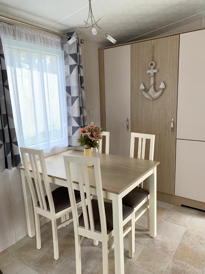 Mollys Retreat Pet Friendly Three Bed Caravan With Small Garden Newquay Bay Resort Quieter Area Of Park エクステリア 写真