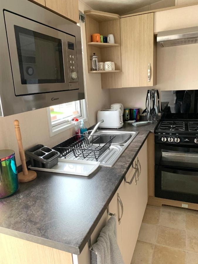Mollys Retreat Pet Friendly Three Bed Caravan With Small Garden Newquay Bay Resort Quieter Area Of Park エクステリア 写真
