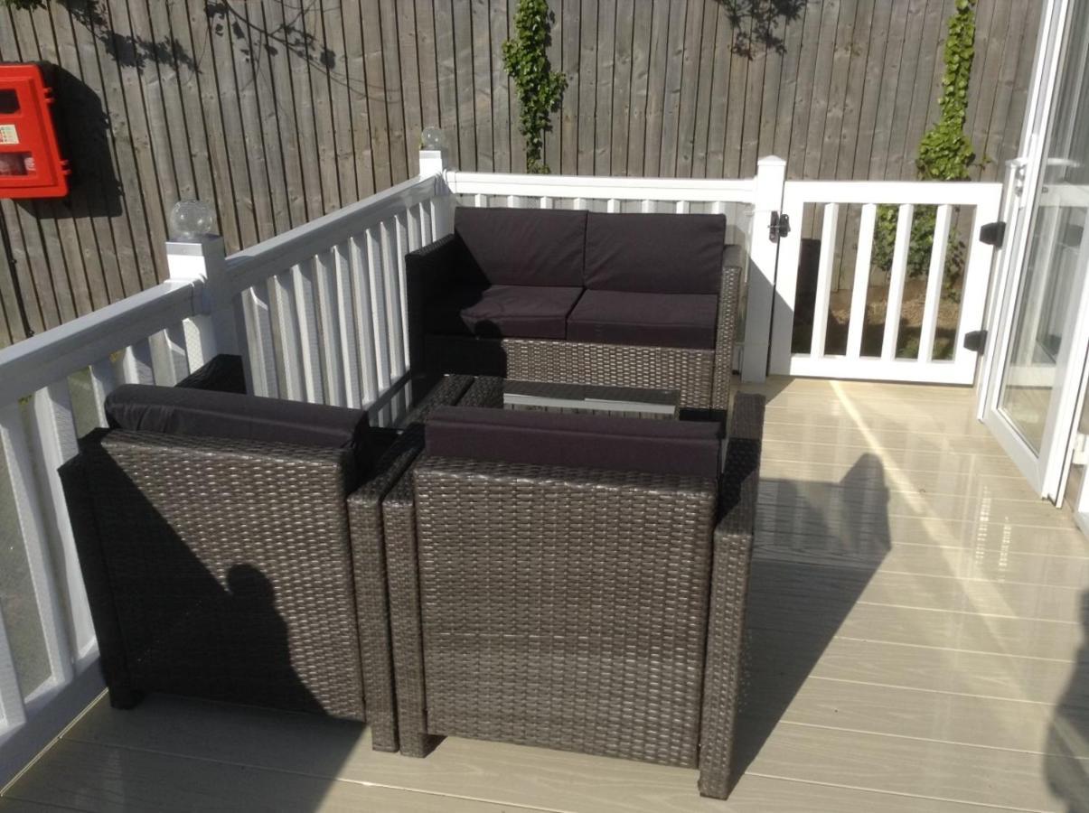 Mollys Retreat Pet Friendly Three Bed Caravan With Small Garden Newquay Bay Resort Quieter Area Of Park エクステリア 写真